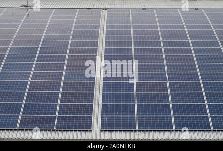 Solarpaneldach auf einem Gebäude in Großbritannien Stockfoto