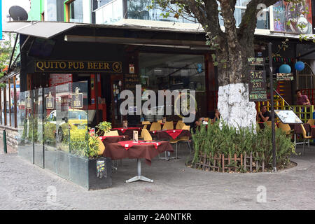 QUITO, ECUADOR - August 6, 2014: Unbekannter Menschen sitzen an Tischen im Freien der Quito Pub Bier auf der Plaza Foch im Touristenviertel La Mariscal Stockfoto