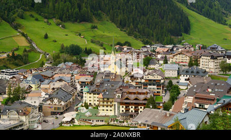 Stadtbild von Ischgl, einer Stadt im Paznaun, Tirol, Österreich. Stockfoto