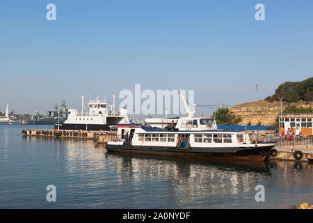 Sewastopol, Krim, Russland - Juli 23, 2019: Passagierschiff Ost an Liegeplätzen 11 in der Stadt Sewastopol, Krim Stockfoto