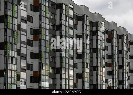 Modern Mehrfamilienhaus in dunklen Licht Stockfoto