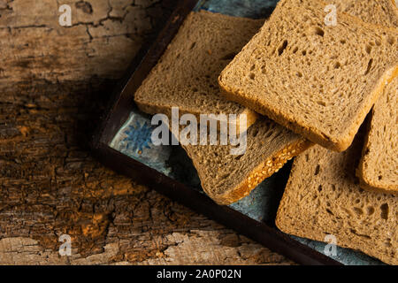 Braun Roggenbrot Schichten auf einem Holztisch, Ansicht von oben Stockfoto