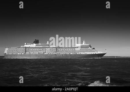 Moody Schwarz-weiß-Foto des Kreuzfahrtschiffs Cunard, MS QUEEN ELIZABETH, fährt von Southampton UK nach Warnemünde, Deutschland. Stockfoto