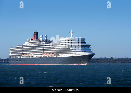 Die Cunard Cruise Ship, MS QUEEN ELIZABETH, Abfahrt Southampton, Großbritannien, für die baltischen Stadt Warnemünde, Deutschland. 20. September 2019 Stockfoto
