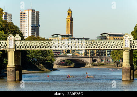 Chiswick, London, UK. 21 Sep, 2019. Outrigger Paddeln auf der Themse. Outrigger Kanu OCUK (Vereinigtes Königreich) Köpfe auf der Themse für einen frühen Morgen paddeln. Ein Outrigger Kanu ist über 4.000 Jahre alt. Die OCUK club Paddeln in London seit 2002 und Zug aus Chiswick. Credit: Sidney Bruere/Alamy leben Nachrichten Stockfoto