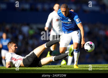 Von Sheffield United CHRIS Basham (links) und Everton's Richarlison Kampf um den Ball während der Premier League Spiel im Goodison Park, Liverpool. Stockfoto