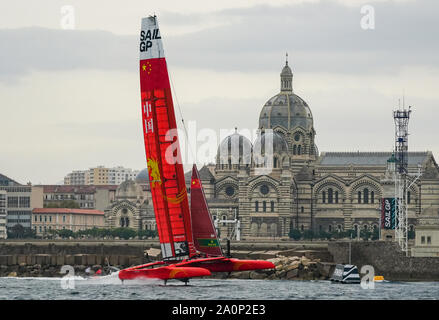 China SailGP Team mit Skipper von Phil Robertson Segel um die Ziellinie neben der Cathédrale de la Major für das zweite Rennen am Renntag 2 gewinnen. Die endgültige SailGP Ereignis der Saison 1 in Marseille, Frankreich. Stockfoto