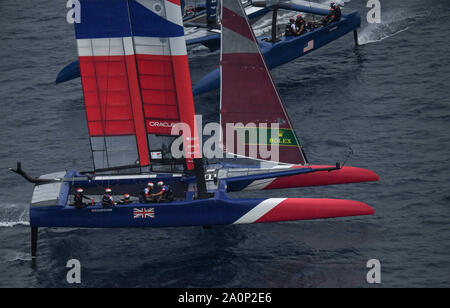 Großbritannien SailGP Team helmed von Dylan Fletcher und United States SailGP Team mit Skipper von Rom Kirby in Aktion am Renntag 2. Die endgültige SailGP Ereignis der Saison 1 in Marseille, Frankreich. Stockfoto