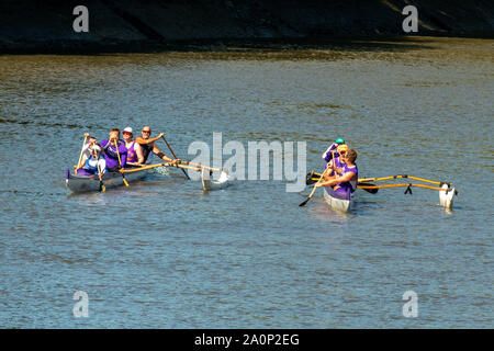 Chiswick, London, UK. 21 Sep, 2019. Outrigger Paddeln auf der Themse. Outrigger Kanu OCUK (Vereinigtes Königreich) Köpfe auf der Themse für einen frühen Morgen paddeln. Ein Outrigger Kanu ist über 4.000 Jahre alt. Die OCUK club Paddeln in London seit 2002 und Zug aus Chiswick. Credit: Sidney Bruere/Alamy leben Nachrichten Stockfoto