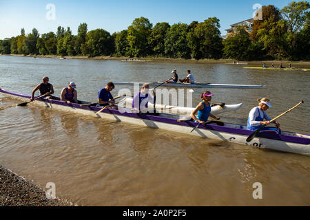 Chiswick, London, UK. 21 Sep, 2019. Outrigger Paddeln auf der Themse. Outrigger Kanu OCUK (Vereinigtes Königreich) Köpfe auf der Themse für einen frühen Morgen paddeln. Ein Outrigger Kanu ist über 4.000 Jahre alt. Die OCUK club Paddeln in London seit 2002 und Zug aus Chiswick. Credit: Sidney Bruere/Alamy leben Nachrichten Stockfoto