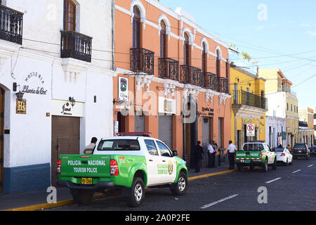 AREQUIPA, PERU - September 9, 2014: Unbekannter Menschen auf jerusalen Straße mit zwei Tourismus Polizei Pickups am Straßenrand in Arequipa, Peru stehend Stockfoto