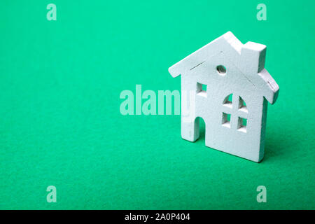 Haus Holz- Form auf grünem Hintergrund Stockfoto