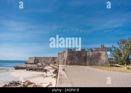 Fort São Sebastião (San Sebastian, Sao Sebastiao) an einem sonnigen Tag unter blauem Himmel. Mosambik Insel (Ilha de Mocambique), Provinz Nampula, Afrika Stockfoto