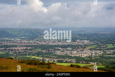 Häuser von Llantwit Fardre und Beddau Dörfer sind in einem Tal unter Mynydd Maendy Hill und Windpark eingebettet, wie aus den Garth Berg im Süden gesehen Stockfoto