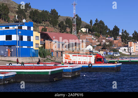 TIQUINA, BOLIVIEN - Oktober 16, 2014: Lkw auf Holz- Fähre warten über die Meerenge von Tiquina am Titicaca-See in Tiquina, Bolivien transportiert werden Stockfoto