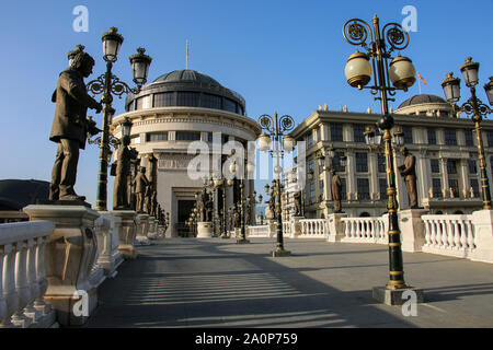 Die Brücke ist eine Fußgängerbrücke über den Fluss Vardar in Skopje, Republik von Mazedonien. Stockfoto