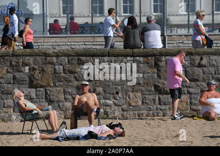 Die Menschen genießen die Sonne am Strand von Weston-super-Mare, wie Temperaturen erwartet werden in einigen Teilen des Landes an diesem Wochenende 26 C zu erheben. Stockfoto