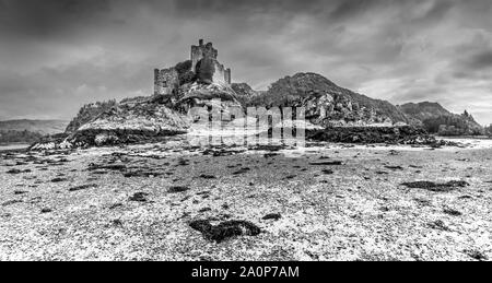 Die Ruinen des 13. Jahrhunderts Eileen Tioram [Die trockene Insel] Schloss im westlichen Hochland von Loch Shiel Moidart und Fluss in Schwarzweiß Stockfoto