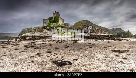 Die Ruinen des 13. Jahrhunderts Eileen Tioram [Die trockene Insel] Schloss im westlichen Hochland von Loch Shiel Moidart und Fluss Stockfoto