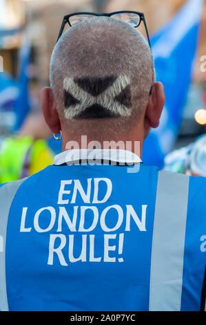 Glasgow, Schottland, Großbritannien. 21 Sep, 2019. Ein Anhänger mit einem Schottischen Flagge Frisur und das Tragen der Slogan End London Regel verbindet campaigmers zur Unterstützung der schottischen Unabhängigkeit, wie sie für eine Kundgebung auf dem George Square sammeln. Die Rallye war der Final Countdown berechtigt und wurde von der Gruppe Hoffnung über Furcht organisiert. Credit: Skully/Alamy leben Nachrichten Stockfoto