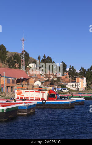 TIQUINA, BOLIVIEN - Oktober 16, 2014: Lkw auf Holz- Fähre warten über die Meerenge von Tiquina am Titicaca-See in Tiquina, Bolivien transportiert werden Stockfoto