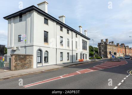 Cardiff, Wales, UK - 21. Juli 2019: Das erst vor kurzem renovierte Cardiff Bay Bahnhof steht auf Bute Street an der Endstation der Butetown Zweig Stockfoto