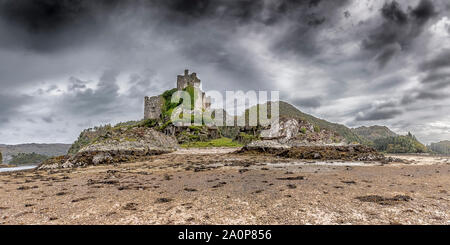 Die Ruinen des 13. Jahrhunderts Eileen Tioram [Die trockene Insel] Schloss im westlichen Hochland von Loch Shiel Moidart und Fluss Stockfoto