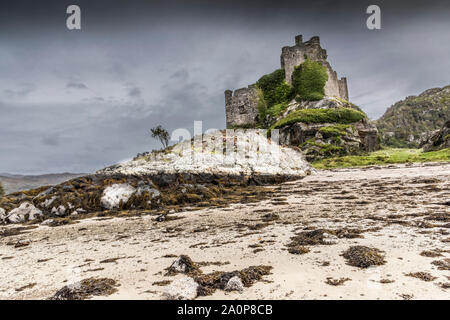 Die Ruinen des 13. Jahrhunderts Eileen Tioram [Die trockene Insel] Schloss im westlichen Hochland von Loch Shiel Moidart und Fluss Stockfoto