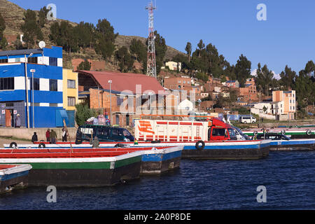 TIQUINA, BOLIVIEN - Oktober 16, 2014: Lkw und Minibus auf Holz- Fähre warten über die Meerenge von Tiquina am Titicaca-See, Bolivien transportiert werden Stockfoto