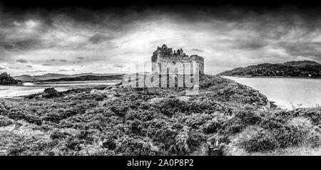 Die Ruinen des 13. Jahrhunderts Eileen Tioram [Die trockene Insel] Schloss im westlichen Hochland von Loch Shiel Moidart und Fluss in Schwarzweiß Stockfoto