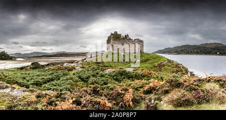 Die Ruinen des 13. Jahrhunderts Eileen Tioram [Die trockene Insel] Schloss im westlichen Hochland von Loch Shiel Moidart und Fluss Stockfoto