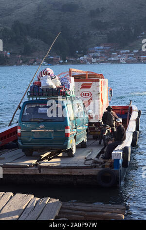 TIQUINA, BOLIVIEN - Oktober 16, 2014: Holz- Fähre beladen mit Lkw, Minibus und Motorrad Verlassen einer Seite der Meerenge von Tiquina am Titicaca-See Stockfoto