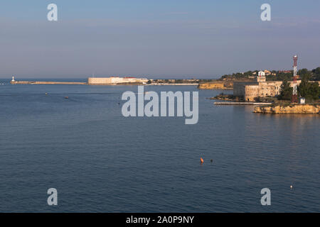 Sewastopol, Krim, Russland - Juli 23, 2019: konstantinovskaya und die Station Batterien in der Held der Stadt Sewastopol, Krim Stockfoto