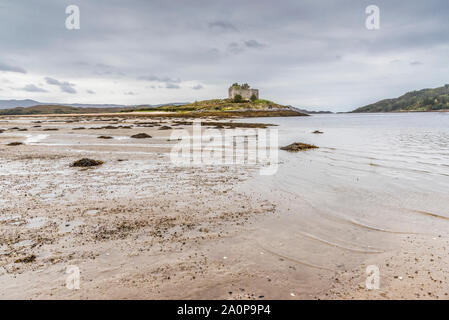 Die Ruinen des 13. Jahrhunderts Eileen Tioram [Die trockene Insel] Schloss im westlichen Hochland von Loch Shiel Moidart und Fluss Stockfoto