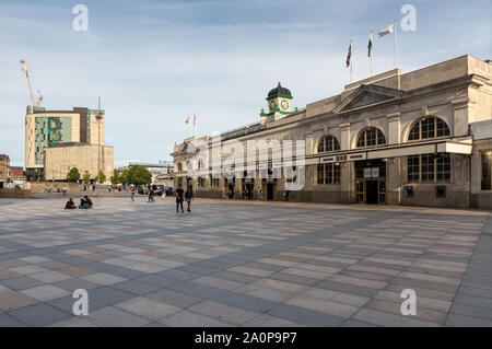 Cardiff, Wales, UK - 21. Juli 2019: Fußgänger Spaziergang durch zentralen Platz außerhalb des Cardiff Central Station an einem Sommerabend. Stockfoto