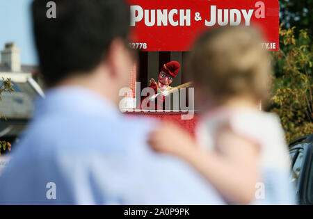 Die Menschen sehen eine traditionelle "Punch und Judy" zeigen während der Eröffnungs-Monkstown internationale Festival der Marionetten (MIPF) Präsentation der Welt des Puppenspiels in Irland und im Ausland. Stockfoto