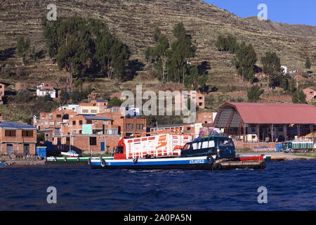 TIQUINA, BOLIVIEN - Oktober 16, 2014: Holz- Fähre mit Lkw und Minibus der Überquerung der Meerenge von Tiquina am Titicaca-See in Tiquina, Bolivien geladen Stockfoto