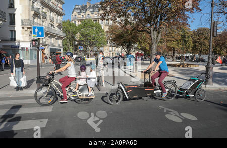 Lastenräder ÄNDERN DER URBANEN LANDSCHAFT IN PARIS. Stockfoto