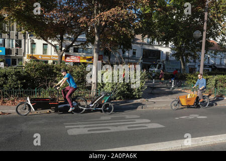 Lastenräder ÄNDERN DER URBANEN LANDSCHAFT IN PARIS. Stockfoto