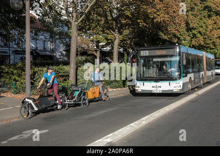 Lastenräder ÄNDERN DER URBANEN LANDSCHAFT IN PARIS. Stockfoto