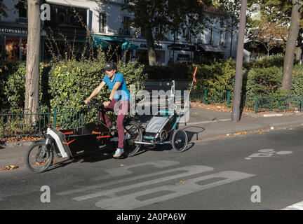 Lastenräder ÄNDERN DER URBANEN LANDSCHAFT IN PARIS. Stockfoto