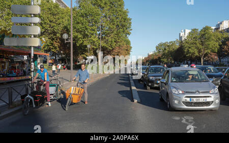 Lastenräder ÄNDERN DER URBANEN LANDSCHAFT IN PARIS. Stockfoto