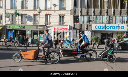 Lastenräder ÄNDERN DER URBANEN LANDSCHAFT IN PARIS. Stockfoto