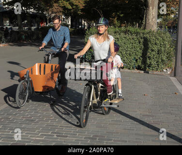 Lastenräder ÄNDERN DER URBANEN LANDSCHAFT IN PARIS. Stockfoto