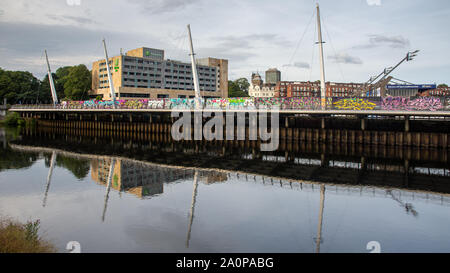 Cardiff, Wales, UK - 21. Juli 2019: Abend Sonne strahlt am Uferweg Der Taff in Cardiff Arms Park. Stockfoto