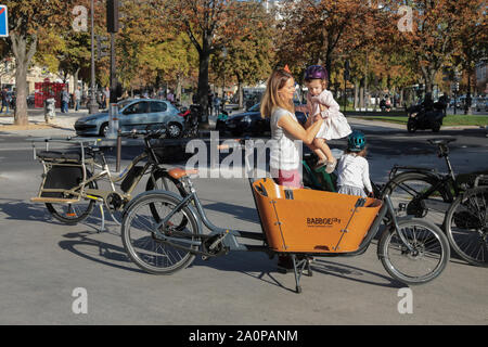 Lastenräder ÄNDERN DER URBANEN LANDSCHAFT IN PARIS. Stockfoto