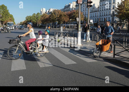 Lastenräder ÄNDERN DER URBANEN LANDSCHAFT IN PARIS. Stockfoto