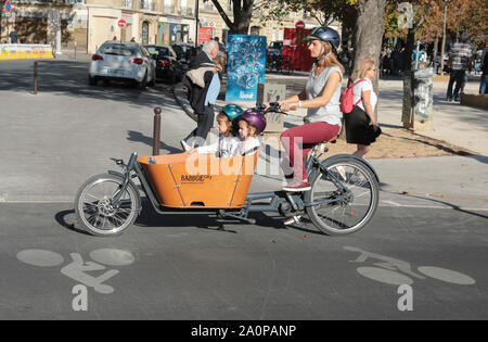 Lastenräder ÄNDERN DER URBANEN LANDSCHAFT IN PARIS. Stockfoto