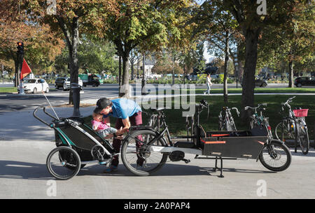 Lastenräder ÄNDERN DER URBANEN LANDSCHAFT IN PARIS. Stockfoto