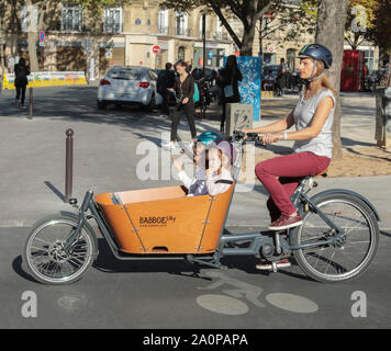 Lastenräder ÄNDERN DER URBANEN LANDSCHAFT IN PARIS. Stockfoto